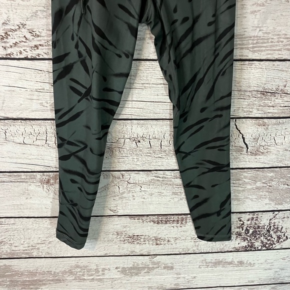 Athleta Salutation Stash Pocket LL 7/8 Tight Leggings in Zebra - Picture 5 of 9